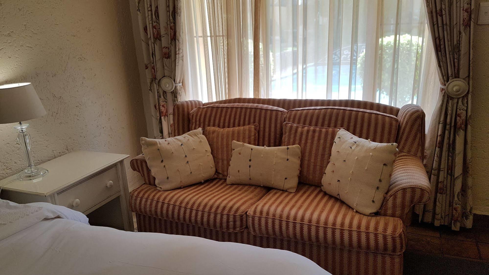 Jubilee Lodge Guest House โจฮันเนสเบิร์ก ภายนอก รูปภาพ