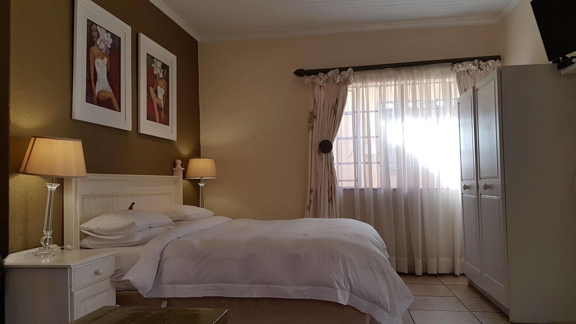 Jubilee Lodge Guest House โจฮันเนสเบิร์ก ภายนอก รูปภาพ